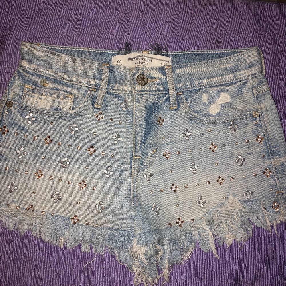 Abercrombie and Fitch short with add on details